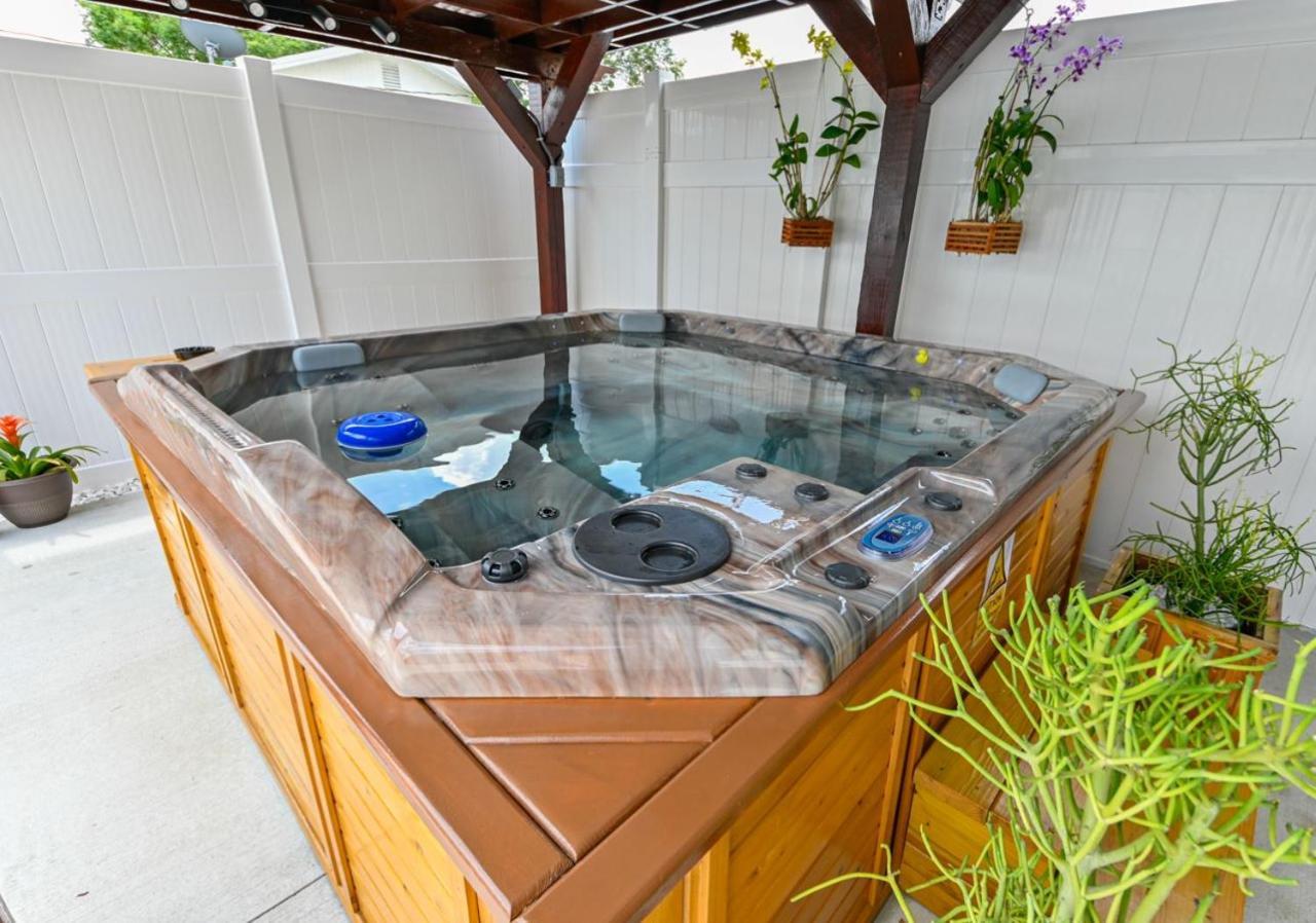 Paradise In Brandon With Luxurious 6 Person Spa Exterior photo